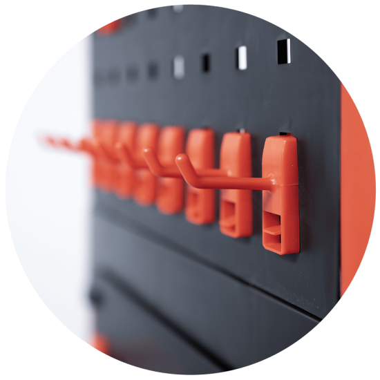 Пластиковый стол тележка на колесиках с одной боковой стенкой и ведром. Место полировщика