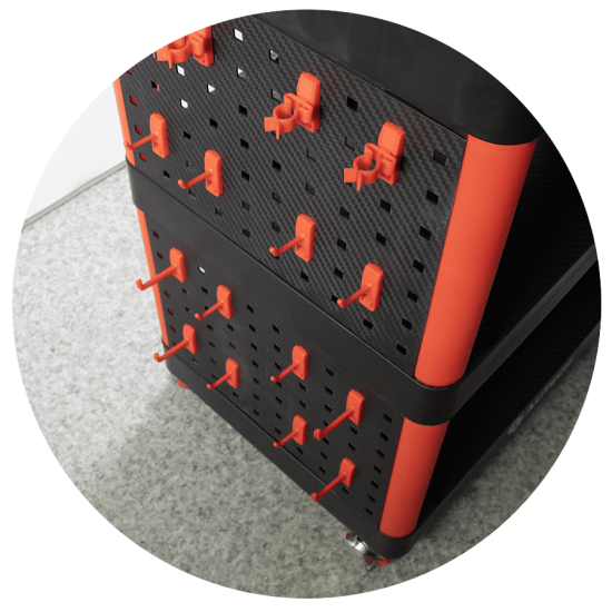 Пластиковый стол тележка на колесиках с одной боковой стенкой и двумя ведрами. Место полировщика