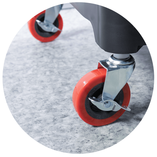 Пластиковый стол тележка на колесиках с одной боковой стенкой и ведром. Место полировщика